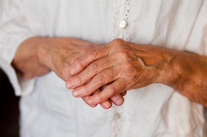 Боль в суставах рук часто беспокоит пожилых людей. 